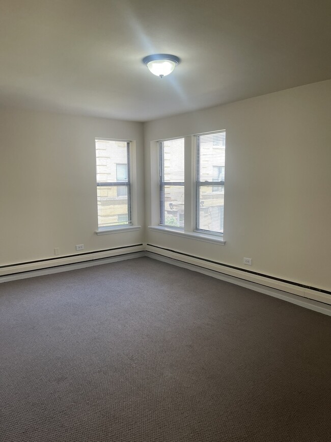 Building Photo - 3217 W Diversey Ave