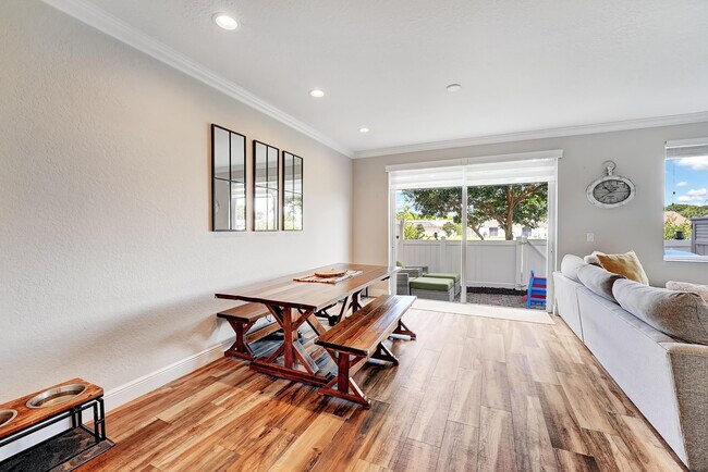 Building Photo - 3008 N Evergreen Cir