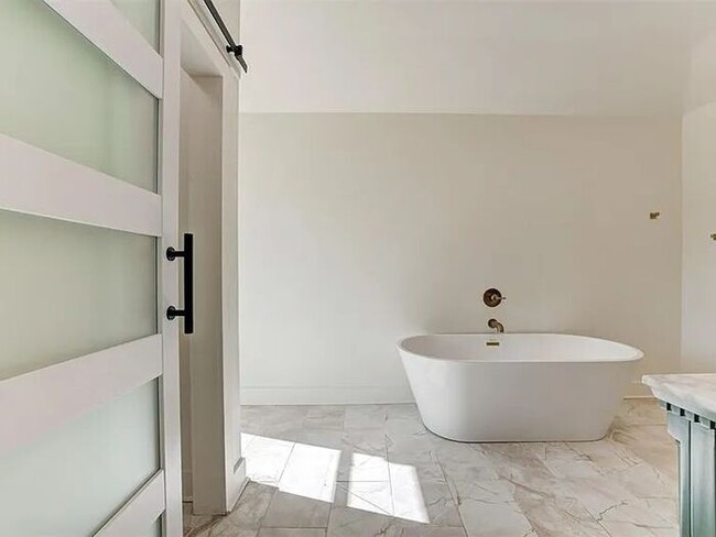 Building Photo - 213 NE 14th St