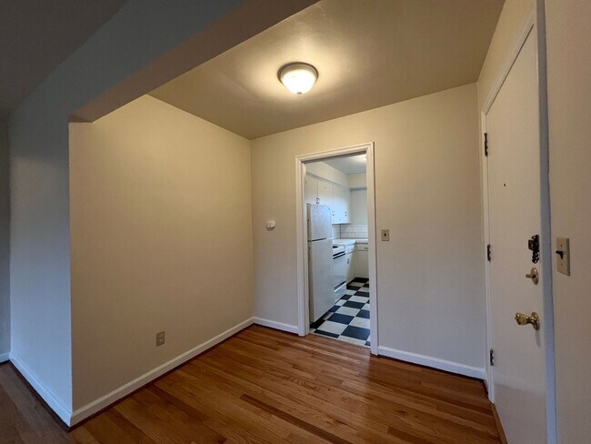 Building Photo - Pristine Top Floor 1 Bed, 1 Bath Gem!