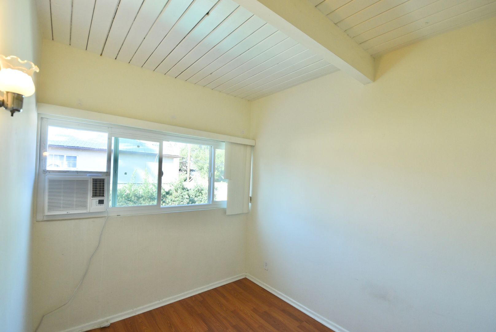 Building Photo - 13103 Moorpark St