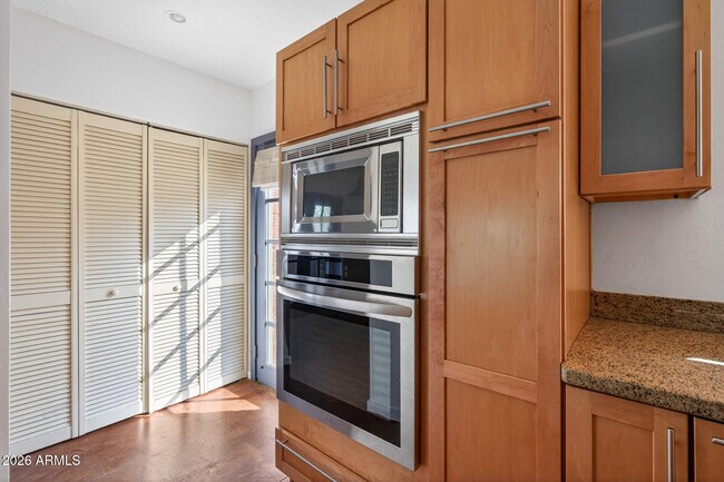 Building Photo - 901 W Willetta St