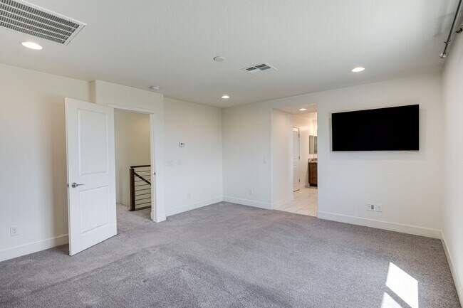 Building Photo - Absolutely Amazing Home in the Southwest! Check it out today!