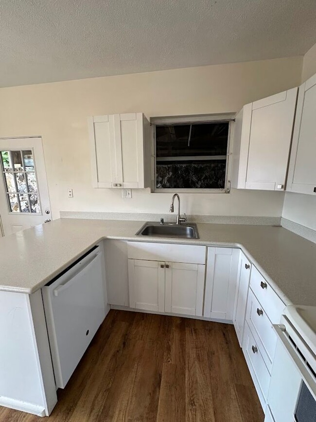 Building Photo - Nuuanu Pali Ground floor duplex 3 bed, 1 b...