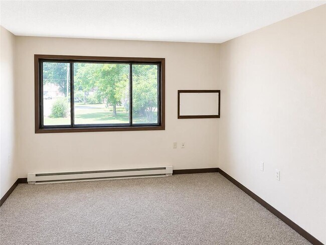 Building Photo - 401 Oak St