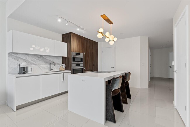 Building Photo - 851 NE 1st Ave