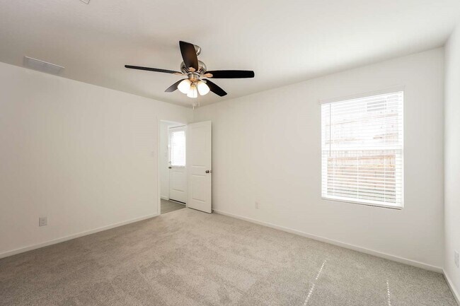 Building Photo - 1521 Pile Trl