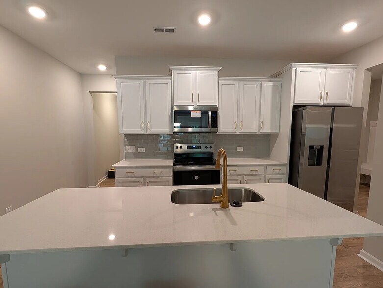 Building Photo - Room in Townhome on Reeves St