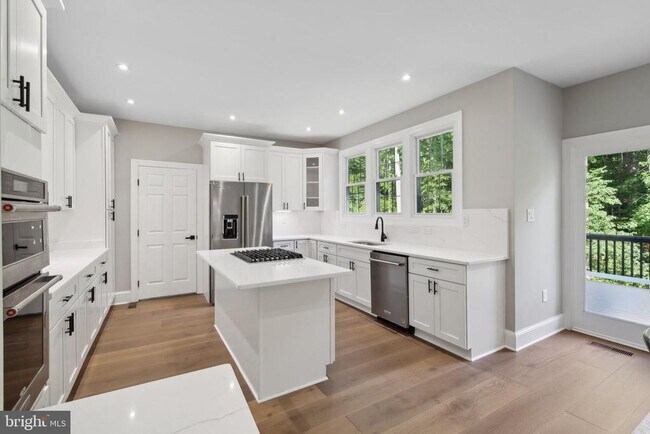 Building Photo - 10899 Woodland Falls Dr