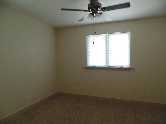 Building Photo - 4406 Bennett Ave