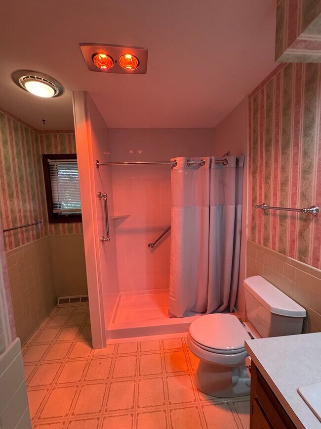 Building Photo - 3 bedroom 2 bath home with a bonus room in Davenport