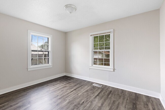 Building Photo - Spacious beautiful 4-bedroom 1 bath home