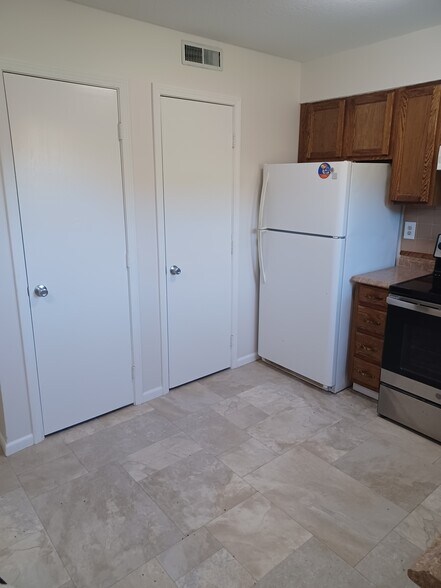 Building Photo - 1016 Riverview Dr