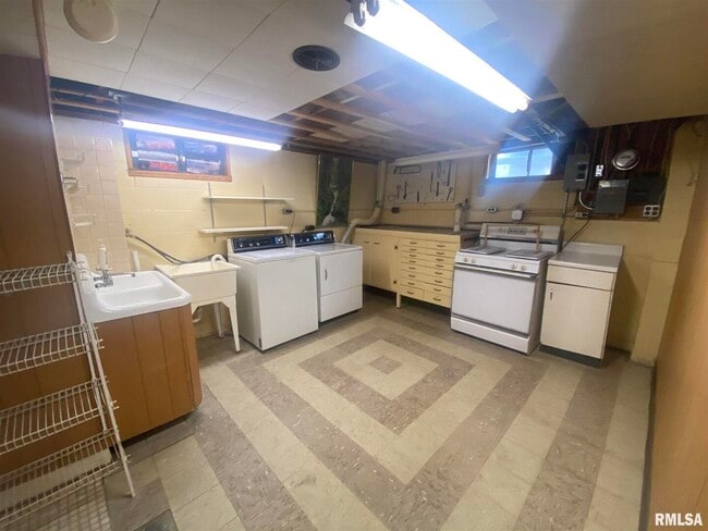 Building Photo - 2733 E 18th St