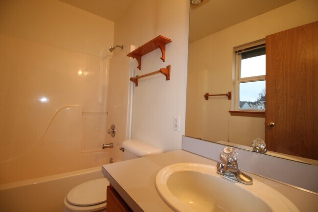 Building Photo - 3 Bed 2.5 Bath - Shannon Forest - Hillcrest - Pet Friendly - NAS Whidbey
