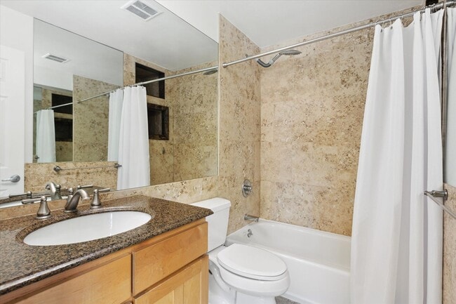 Building Photo - Updated & Bright 2BR Condo in Prime Boulde...