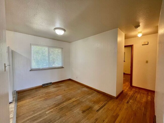 Building Photo - Spacious 3 Bedroom, 1.5 Bathroom Home in G...