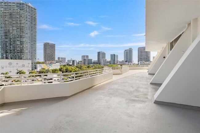 Building Photo - 555 NE 34th St