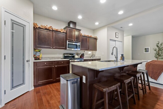 Building Photo - Well maintained 4 bedroom 2.5 bath home in...