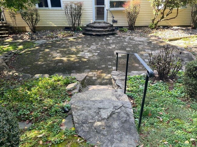 Building Photo - Cheerful 3 Bedroom 2 Bathroom With Office And Spacious Fenced Yard In Beautiful Pimmit Hills