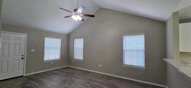 Building Photo - New Braunfels 2 Bedroom 2 Bath less than 1...