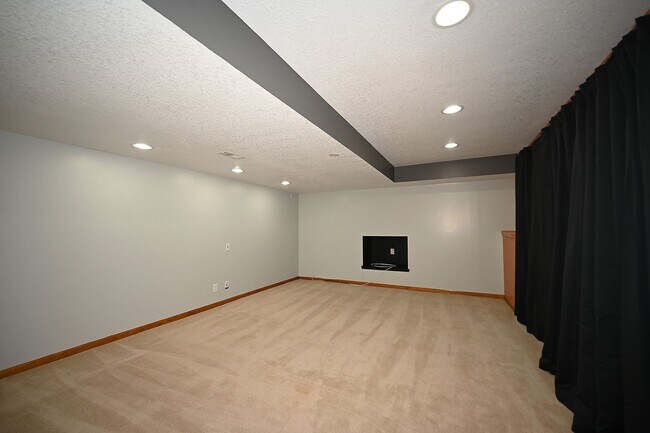 Building Photo - 4 Bedroom,2.5 Bath with 2-car garage Platt...