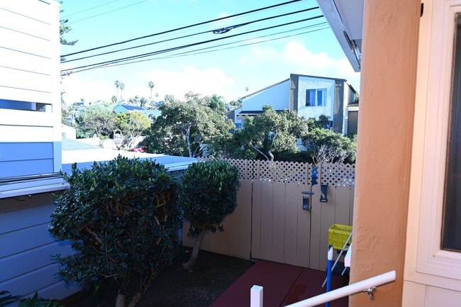 Building Photo - Very Cute 1 Bd/1Ba back half of duplex.