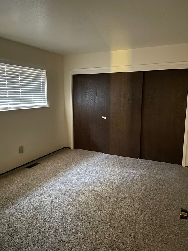 Building Photo - Great Location - Al Tahoe Home with Upgrades