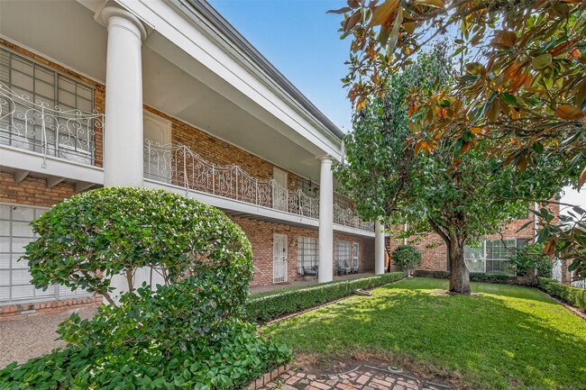 Building Photo - 2201 Fountain View Dr