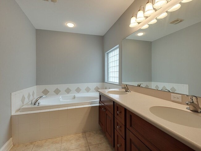 Building Photo - 1505 Crescent Hills Dr