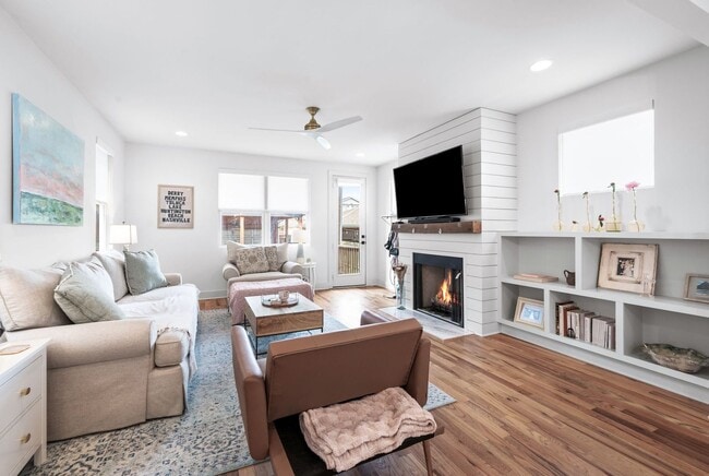 Building Photo - Stunning 3BE/3BA in one of Nashville's hot...