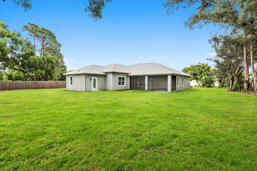 Building Photo - 419 SW Namoit Pl