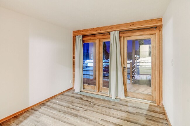 Building Photo - Wilderness One Bedroom Available 7/7!  Close to hiking trails and great amenities.  Amazing SUN!