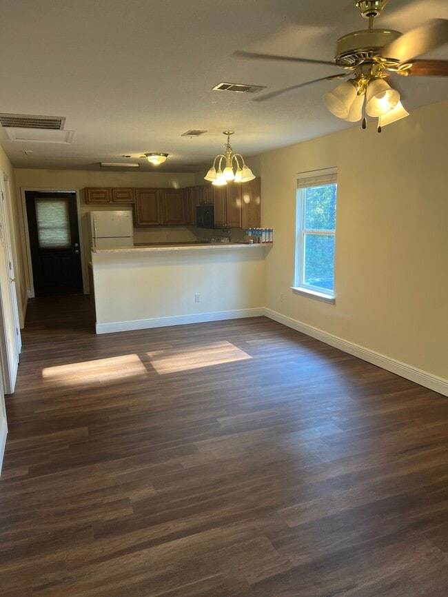 Building Photo - Beautiful 2/1 House in pass Christian, MS