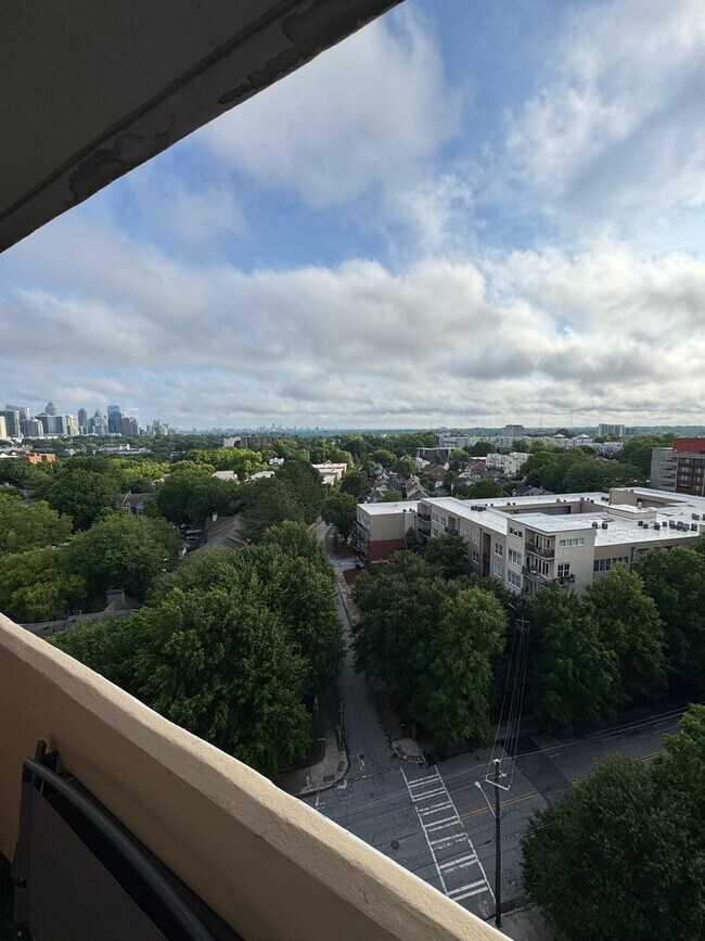 Building Photo - 2 Bed/1 Bath FULLY Furnished Condo at City Heights!