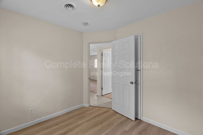 Building Photo - 10140 Earl Dr