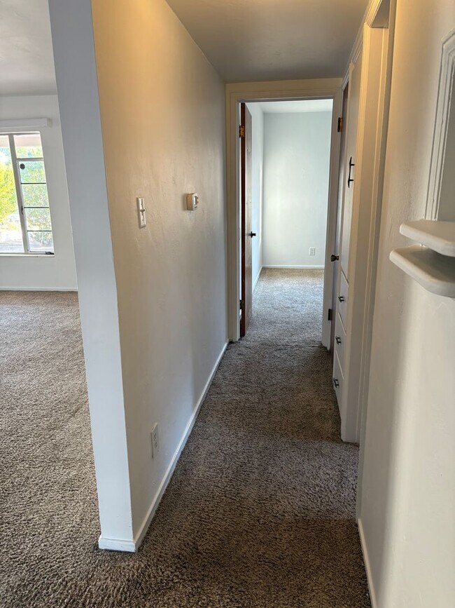 Building Photo - 2 bedroom, 1 bathroom house near Universit...
