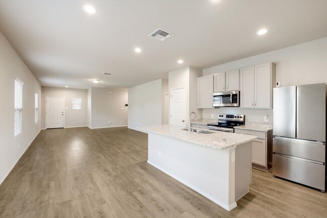 Building Photo - Well-Maintained Home with Modern Conveniences