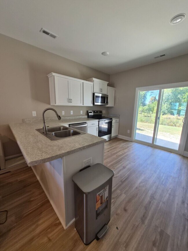 Building Photo - 187 Loren Rd