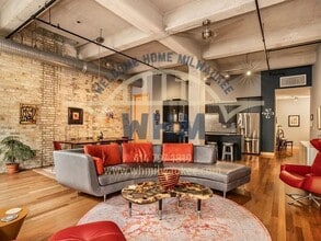 Building Photo - 239 E Chicago St