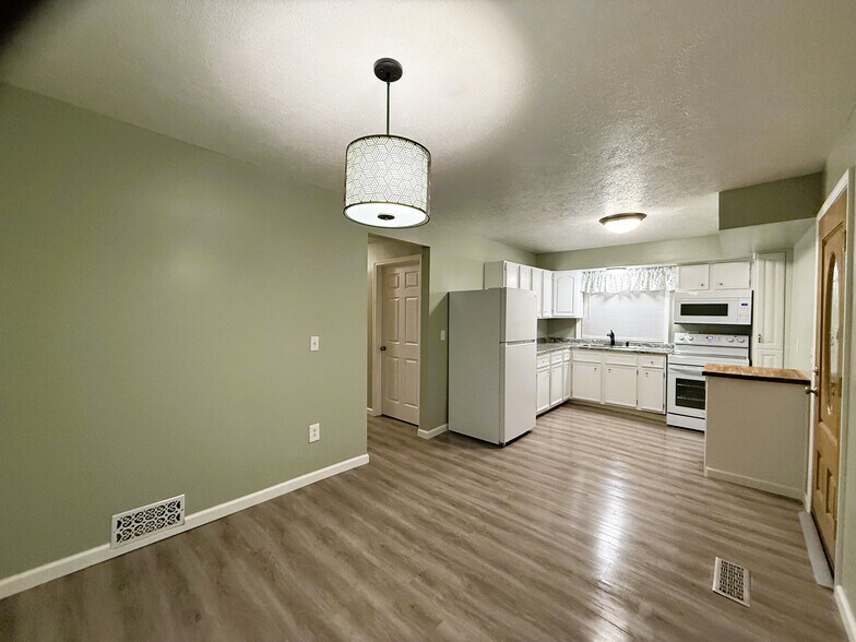 Building Photo - 412 Depot St