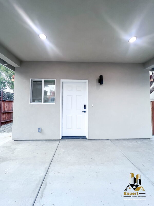 Building Photo - 125 B St