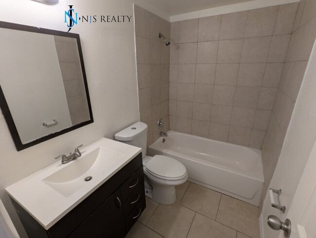 Building Photo - Gorgeous 3/2 1804 Sq. Ft. with new floorin...