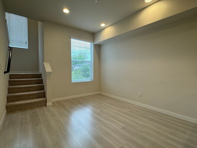 Building Photo - Modern Lynnwood 2BD/2.5BTH Townhome for Lease! Small Pet Friendly!