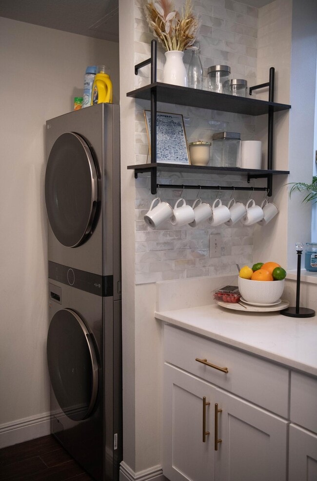 Building Photo - 1203 Town Center Dr