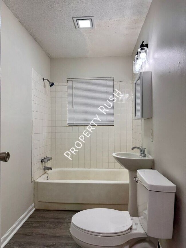 Building Photo - 1012 N Hickory St