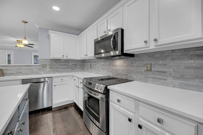 Building Photo - Centrally Located and Beautifully Renovate...