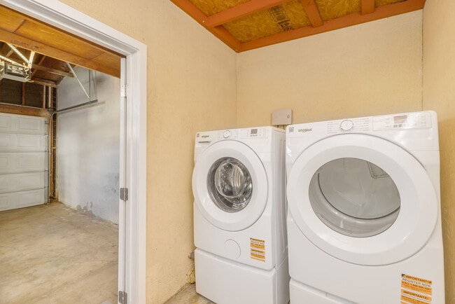 Building Photo - 524 W 2nd St