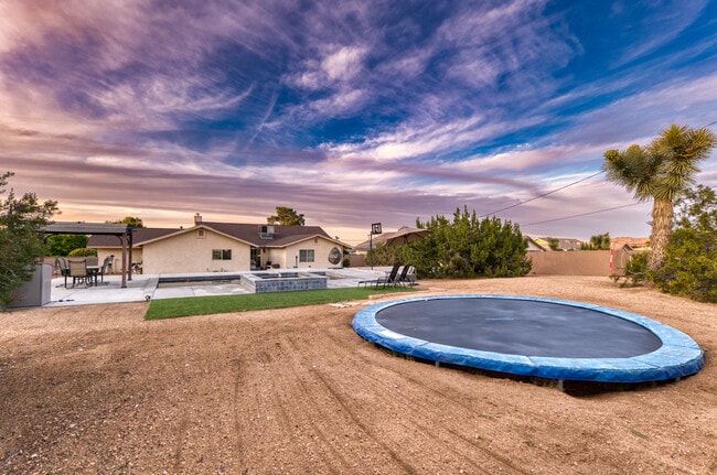 Building Photo - 57731 San Tropeze Dr