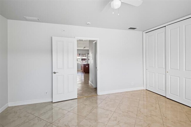 Building Photo - 2881 NE 32nd St